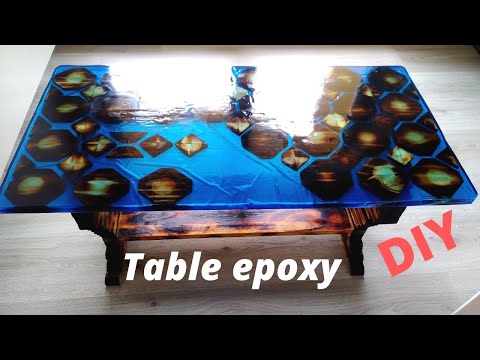 Comment fabriquer une table en bois brûlé et résine epoxy bleu