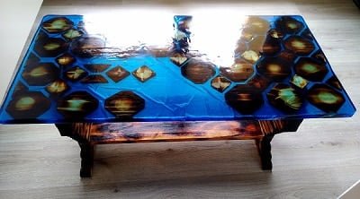 décoration maison : table Basse en bois brulé et résine époxy bleu 