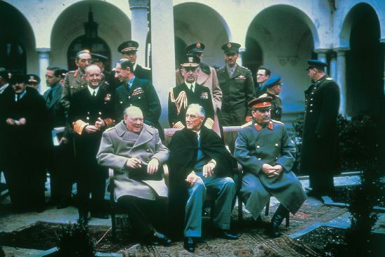Franklin D. Roosevelt (qui mourra peu après le 12 avril 1945), Winston Churchill et Staline se rencontrèrent à Yalta pour décider du sort de monde.
