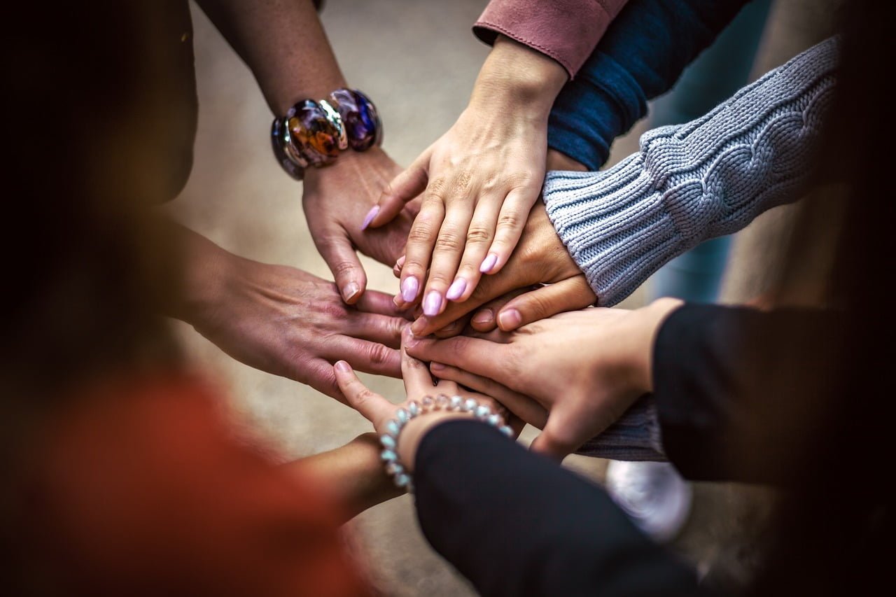 relations humaines de nos jours coopération et connexion dans le monde