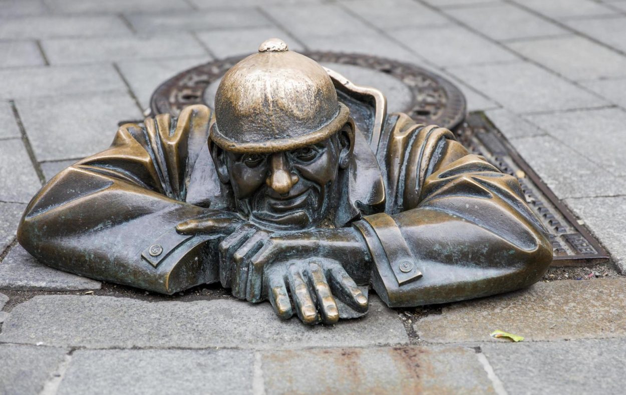 L'histoire d’amour vraie et tragique de la statue de Bratislava : un agent d’entretien émergeant d’une bouche d’égout.