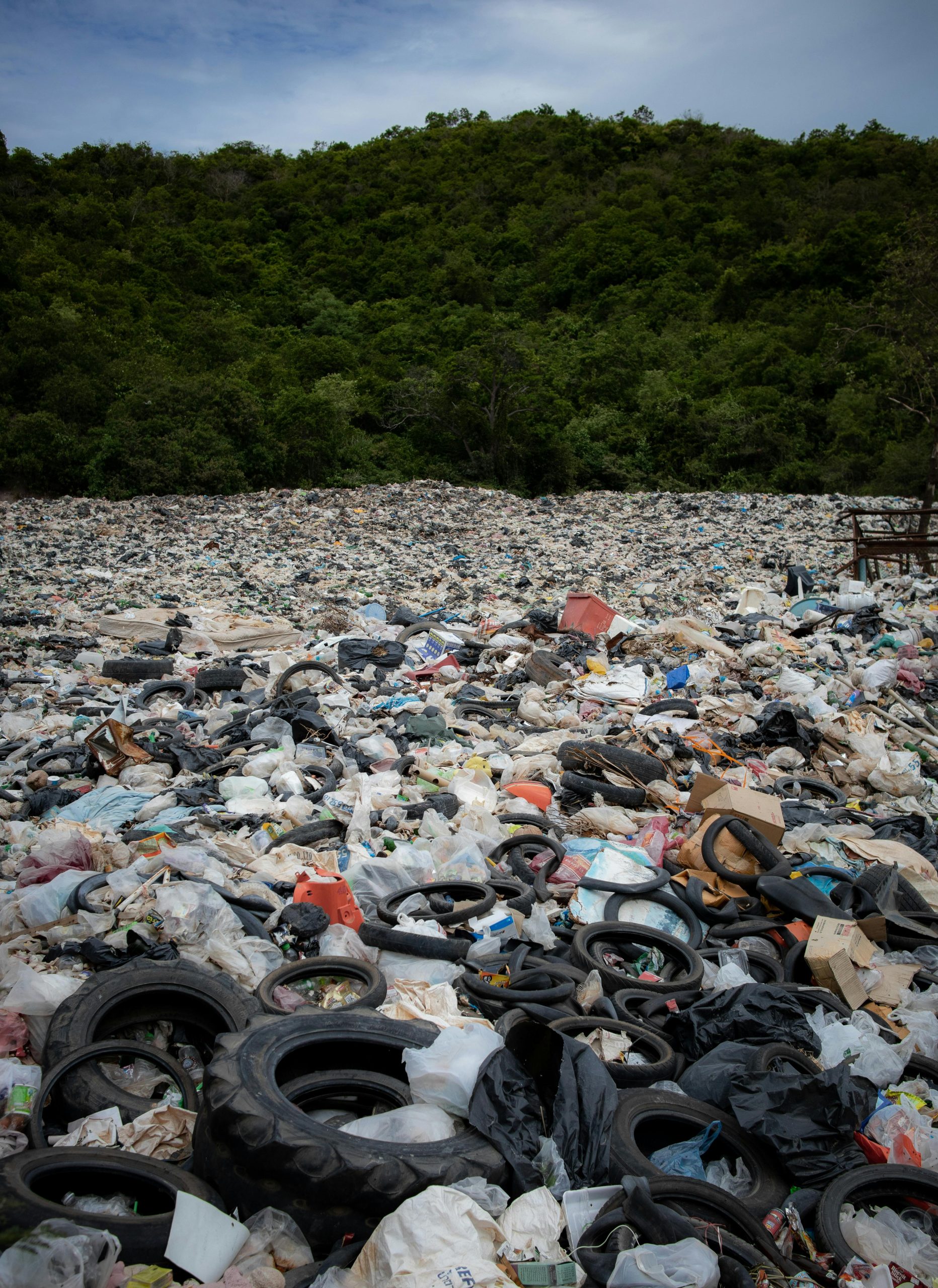 Expansive vue d'une décharge remplie de pneus et de déchets à Pattaya, Thaïlande.