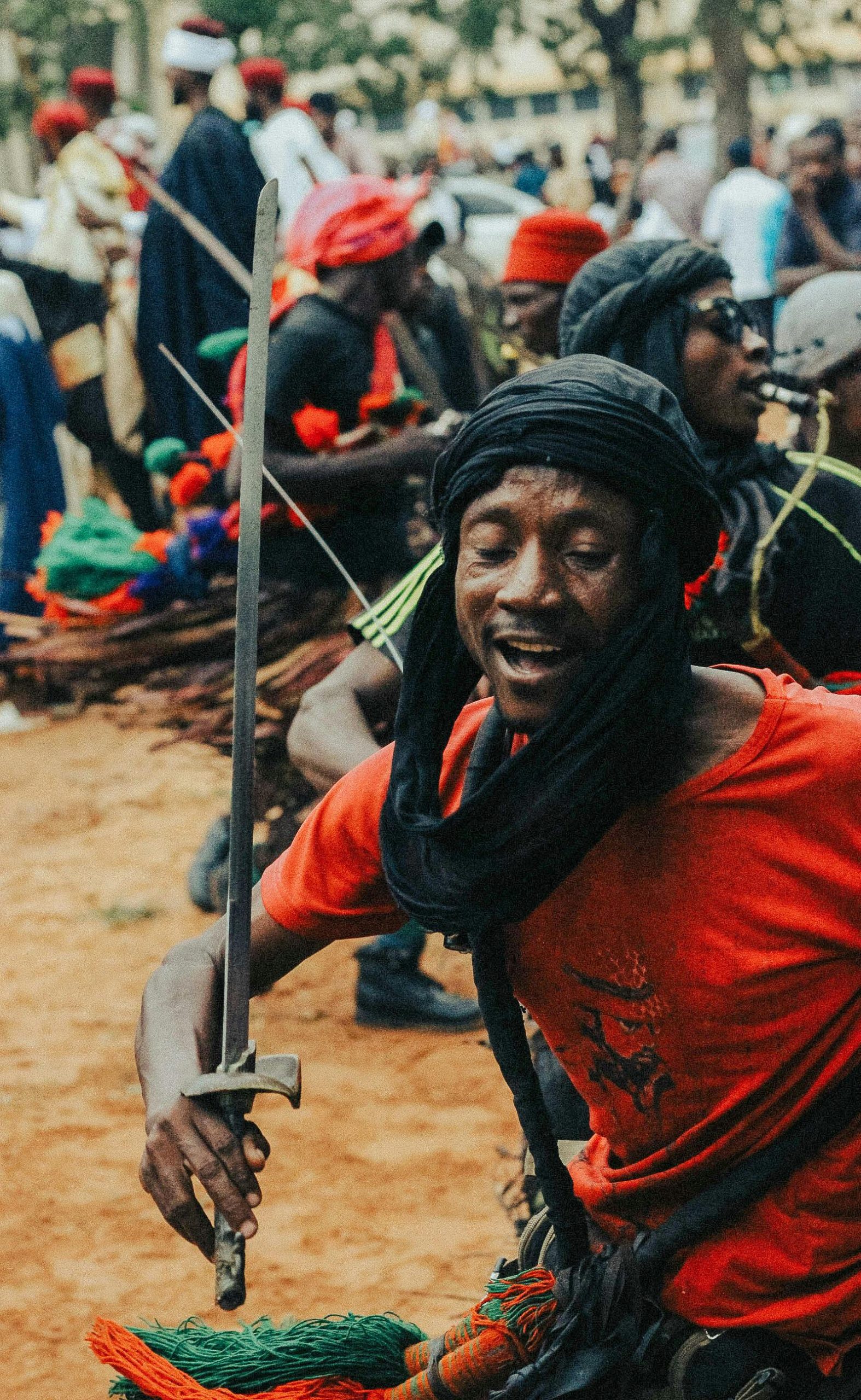 Dynamic portrayal of traditional African dance with swords, capturing the vibrant energy. Portrayal dynamique d'une danse traditionnelle africaine avec des épées, capturant l'énergie vibrante.