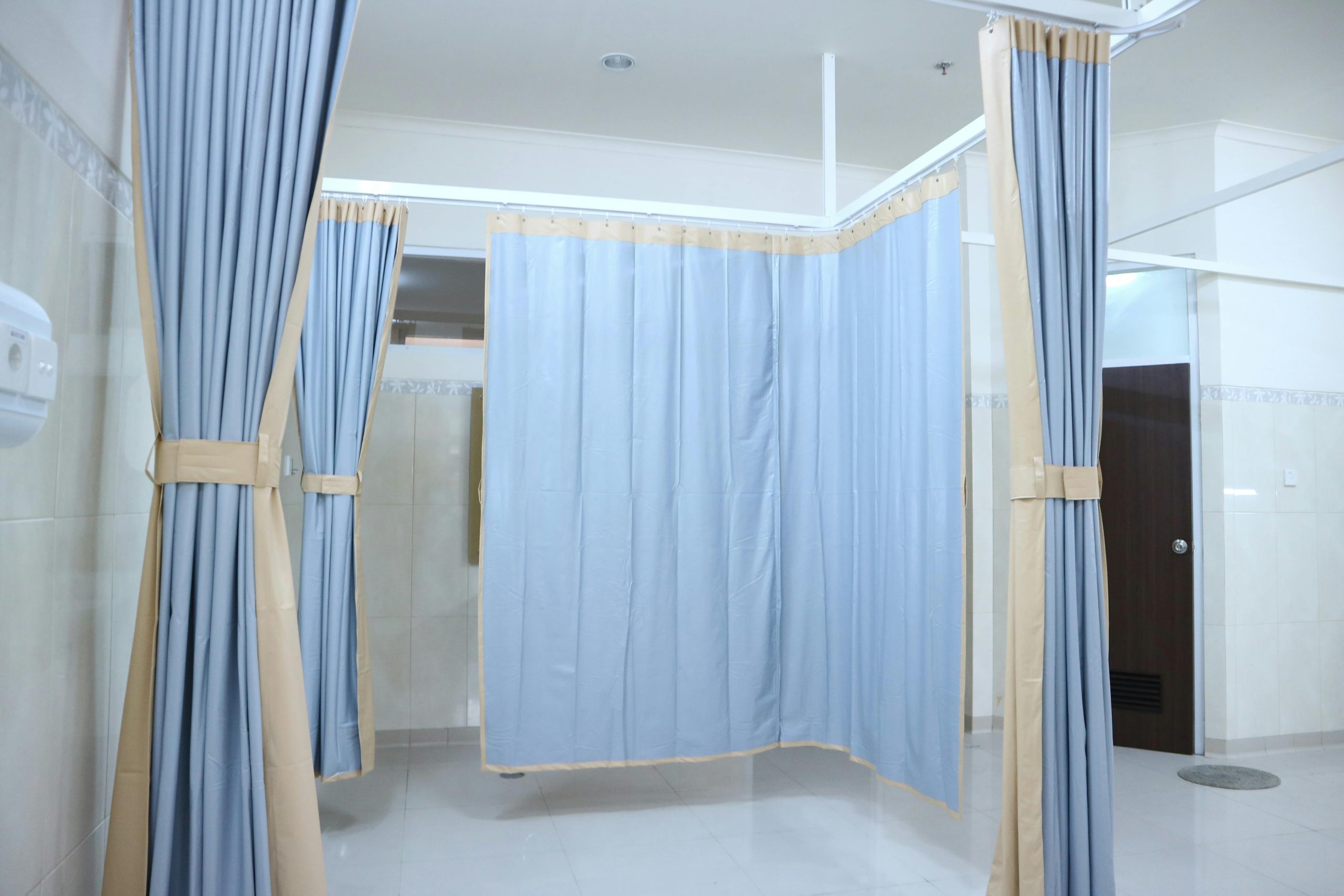 Bright interior space featuring blue curtains and tiled flooring, ideal for home design inspiration. Espace intérieur lumineux avec des rideaux bleus et un sol carrelé, idéal pour l'inspiration en design d'intérieur.