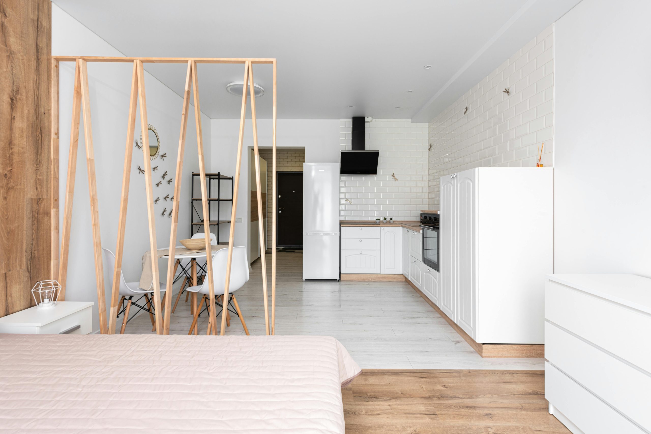 Spacious modern studio apartment featuring an open kitchen and minimalist decor. Studio moderne spacieux avec cuisine ouverte et décoration minimaliste.