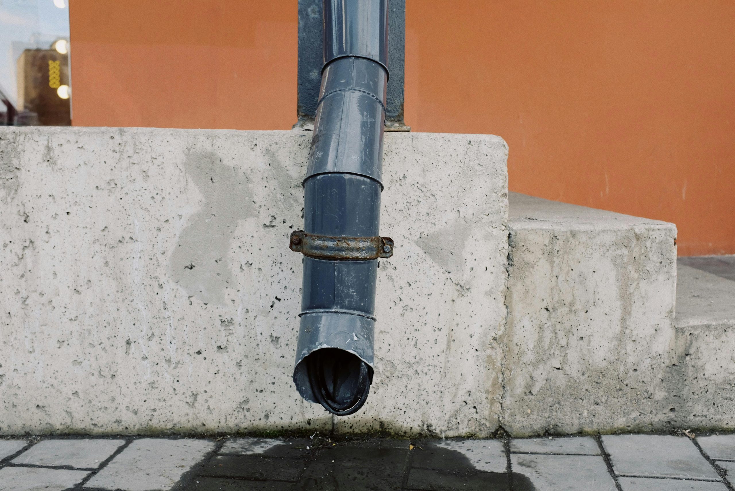 Installation d'un drain pour mur de soutènement