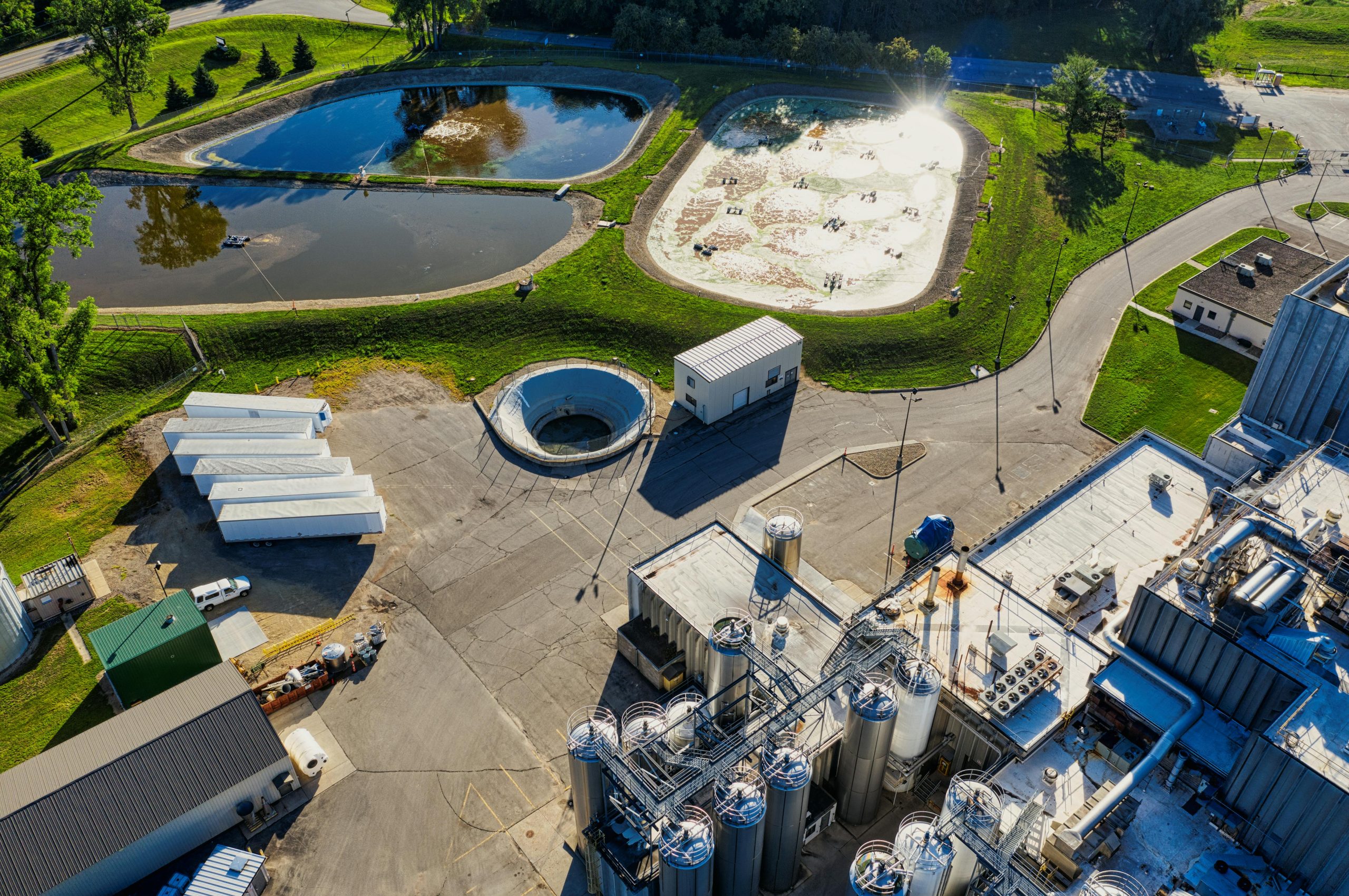 Aerial shot of a factory complex with reflective ponds in Bay City, WI. Vue aérienne d'un complexe industriel avec des étangs réfléchissants à Bay City, WI.