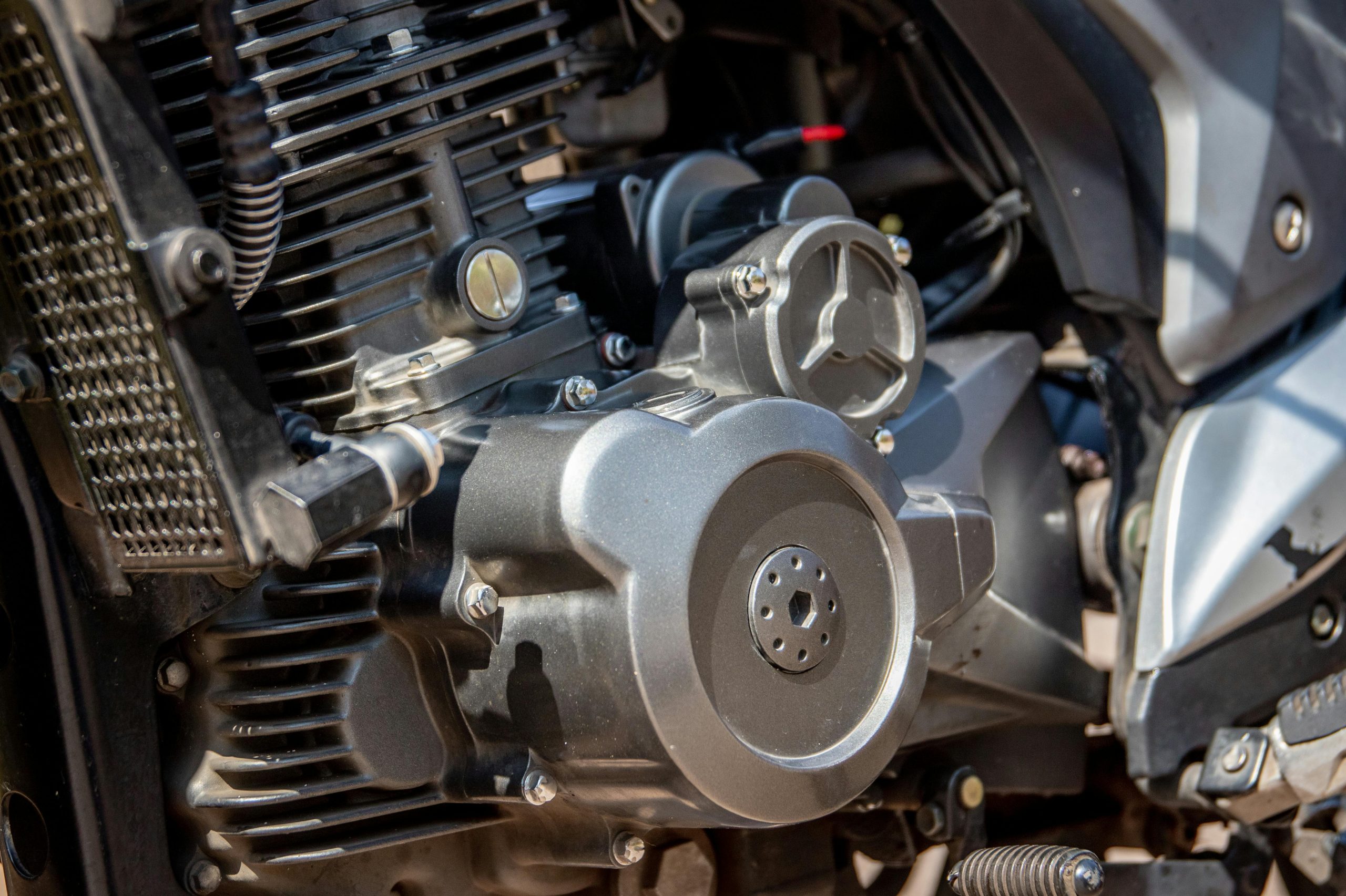 Gros plan détaillé du moteur d'une moto mettant en évidence les pièces complexes et le savoir-faire.