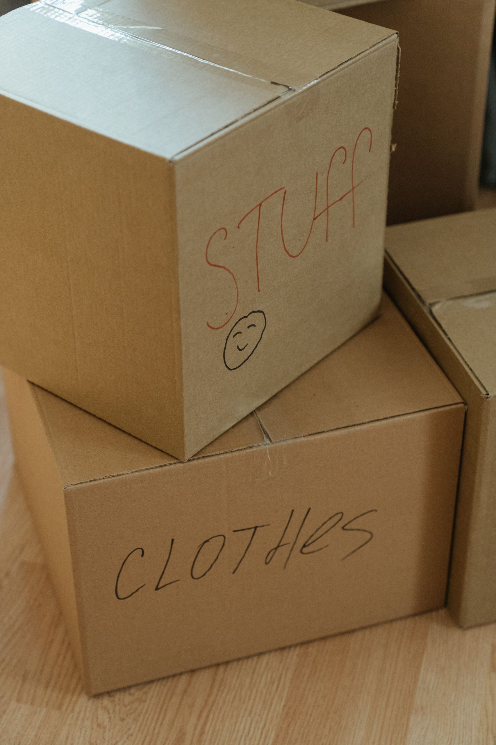 A collection of labeled cardboard boxes ready for moving day. Une collection de boîtes en carton étiquetées prêtes pour le jour du déménagement.