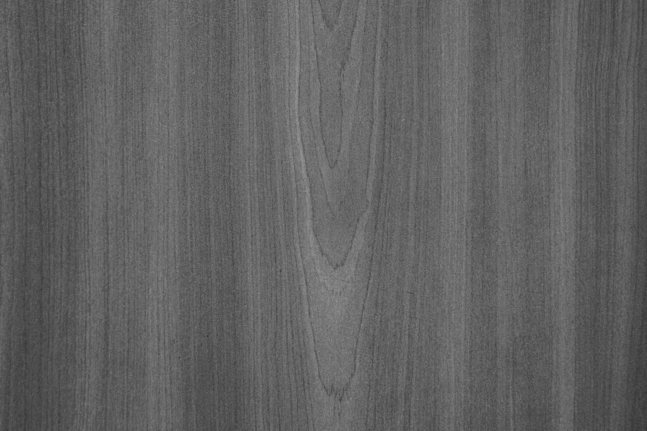 Texture de bois gris détaillée avec des lignes de grain visibles, idéale pour les projets de design.