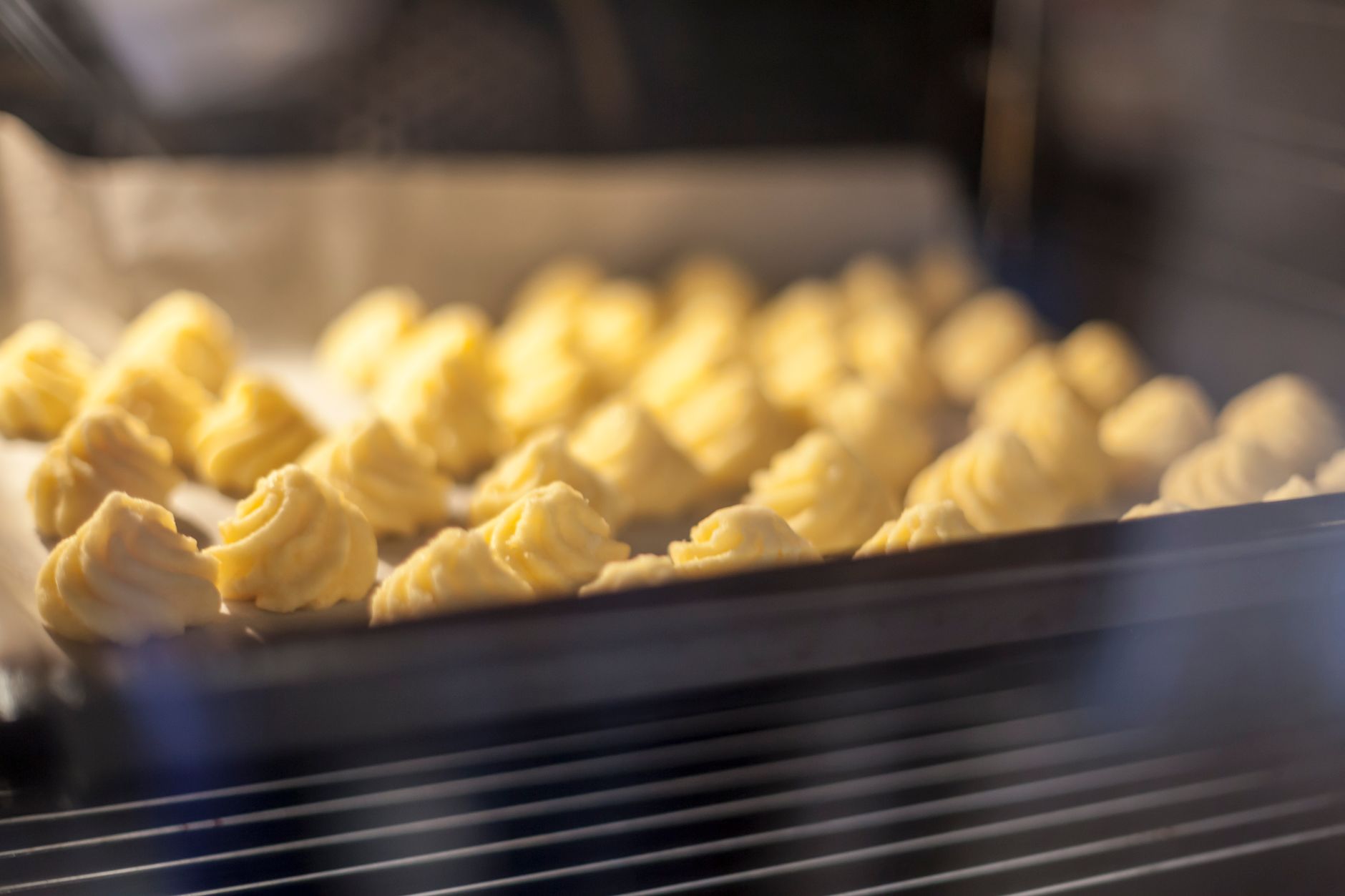 Biscuits au beurre dorés uniformément à la cuisson