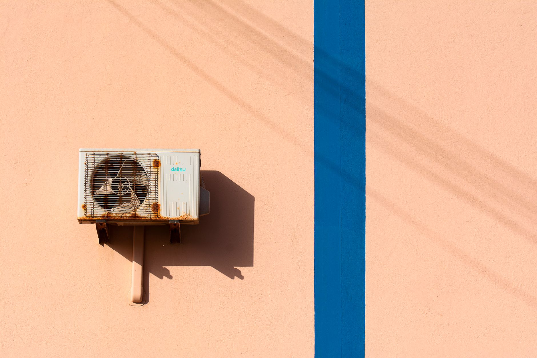 Climatiseur extérieur fixé sur un mur, exposé aux intempéries