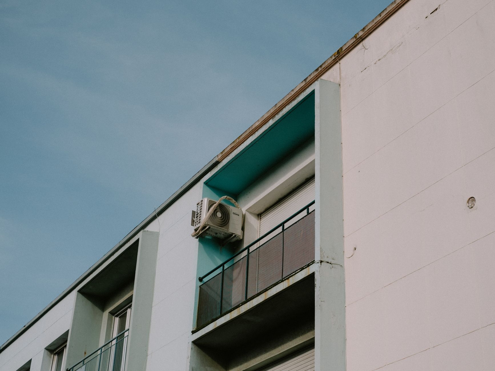 Unité de climatisation sur la façade d'un immeuble