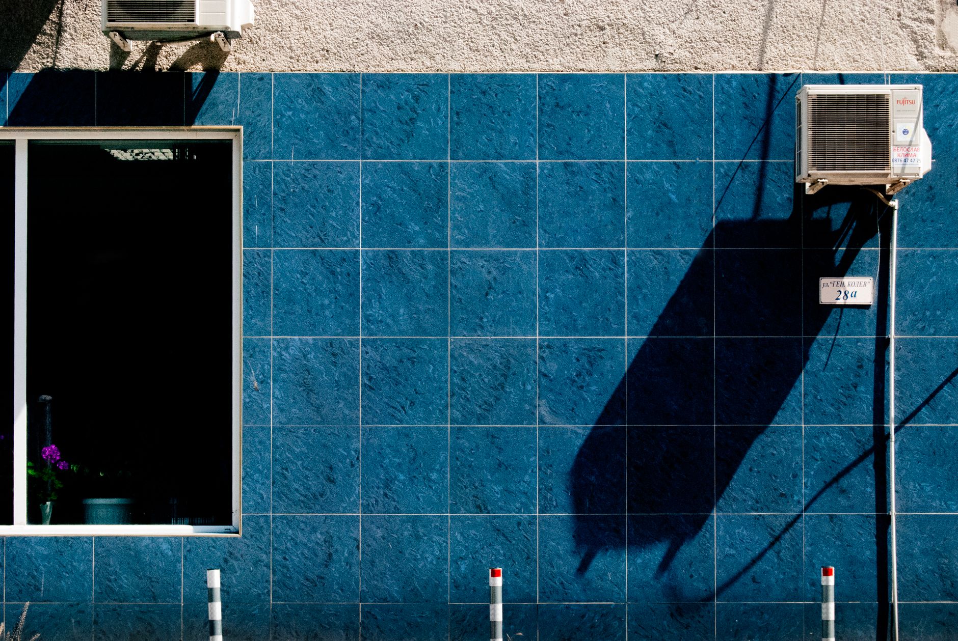 Climatiseur extérieur fixé sur un mur en ville