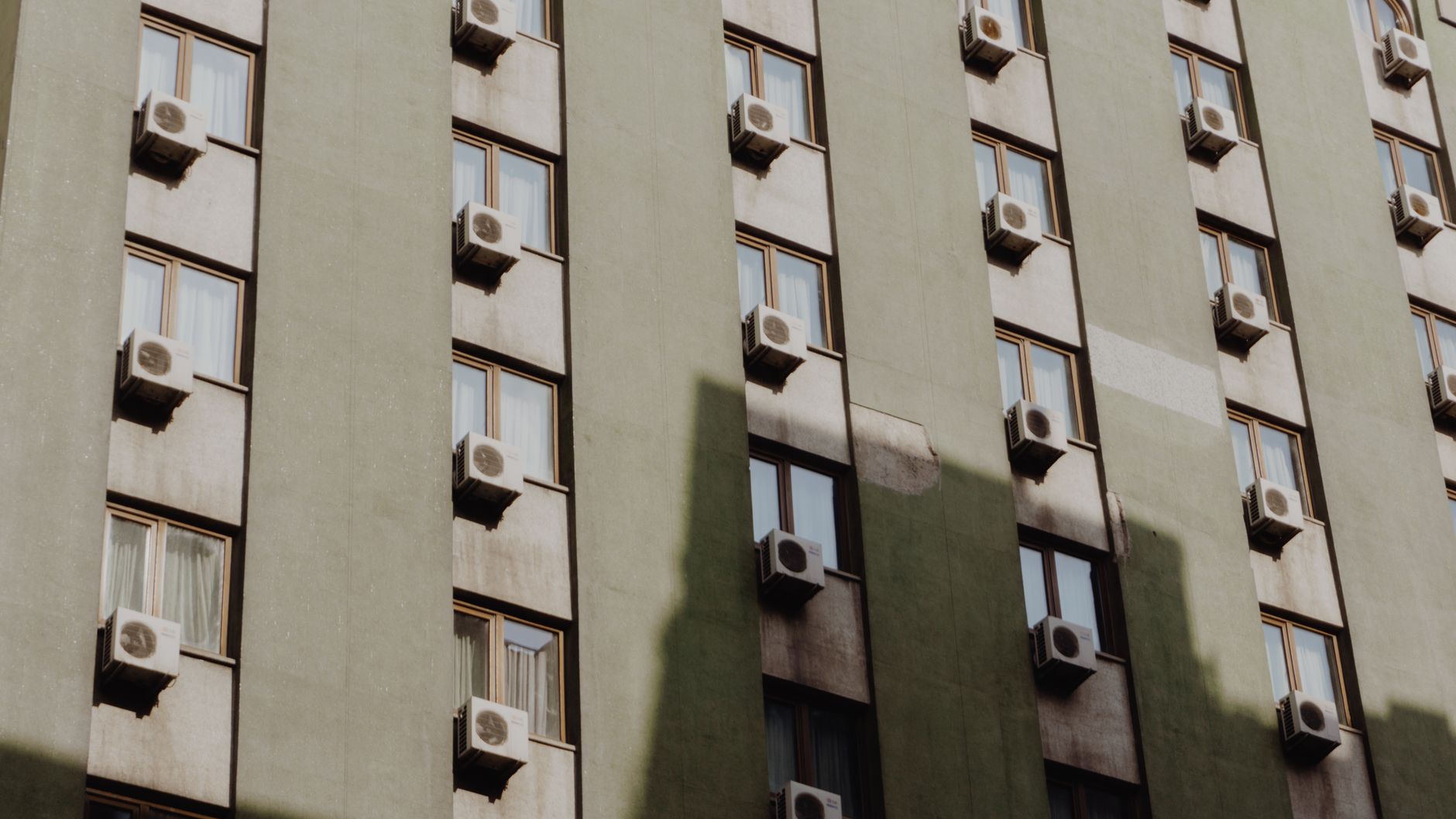 Façade d'immeuble équipée de plusieurs climatiseurs