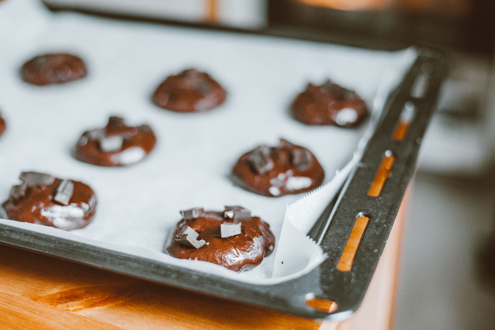 Cookies aux pépites de chocolat refroidissant après cuisson