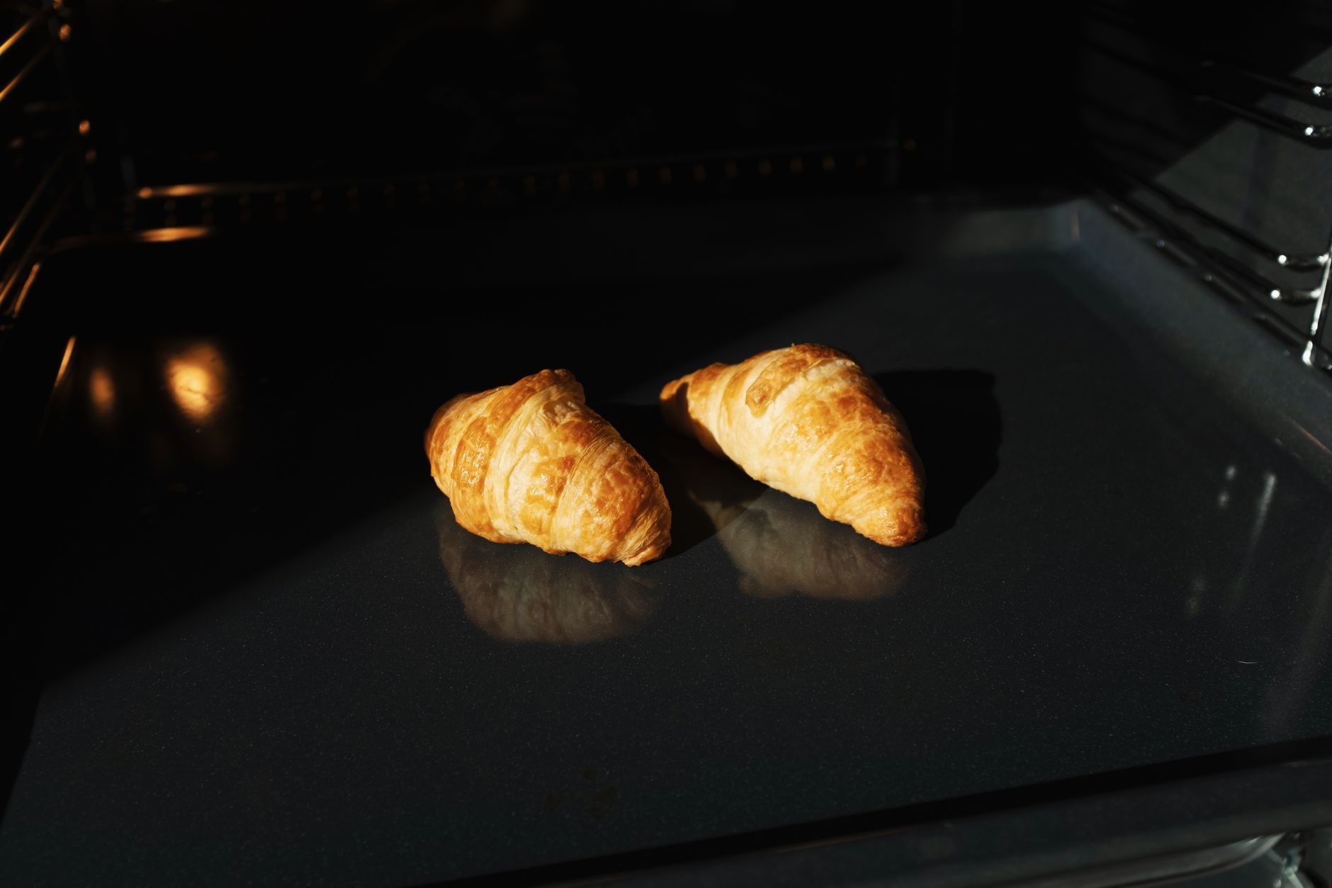 Croissants dorés cuits au four à chaleur tournante