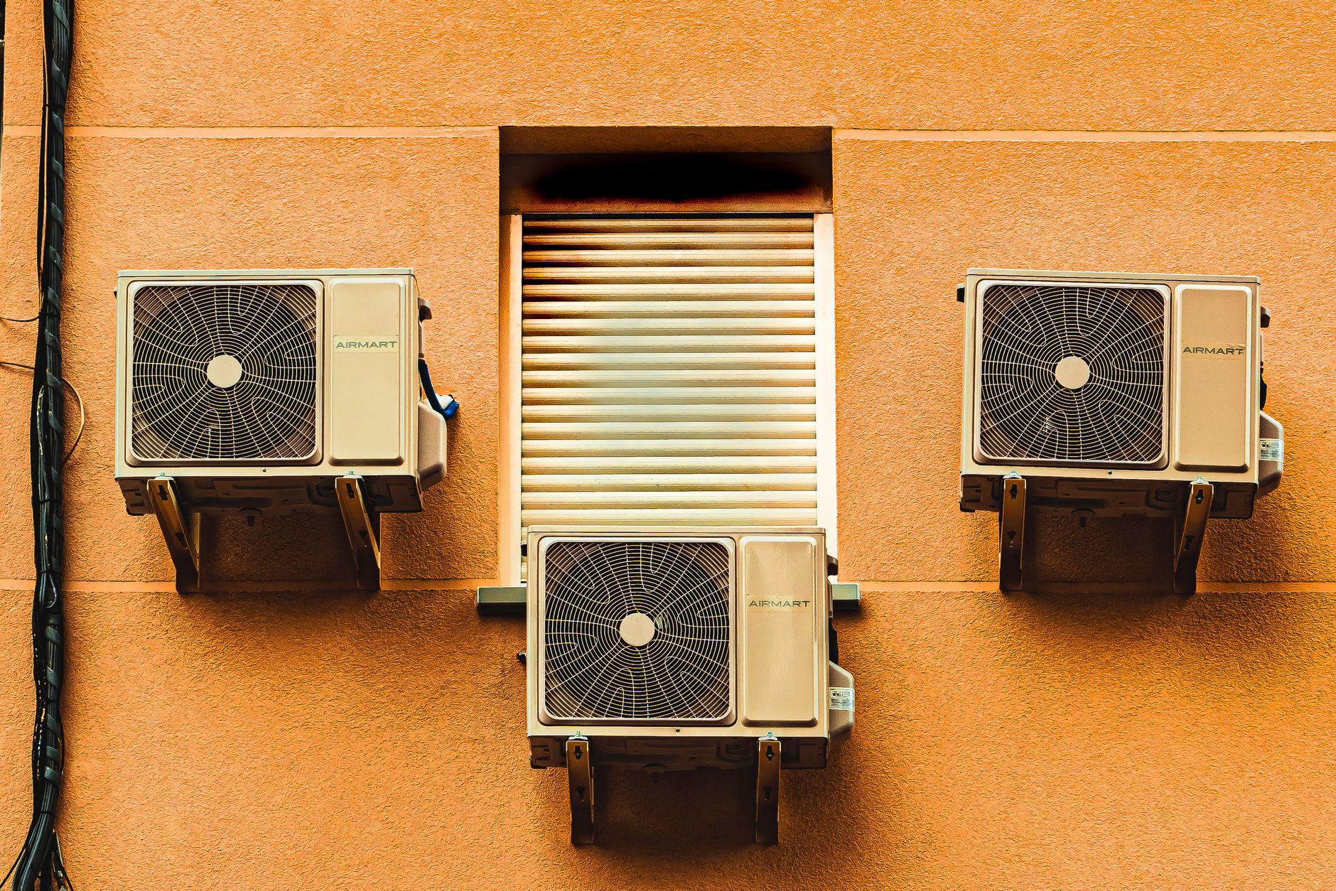 Trois unités de climatisation extérieures sur une façade
