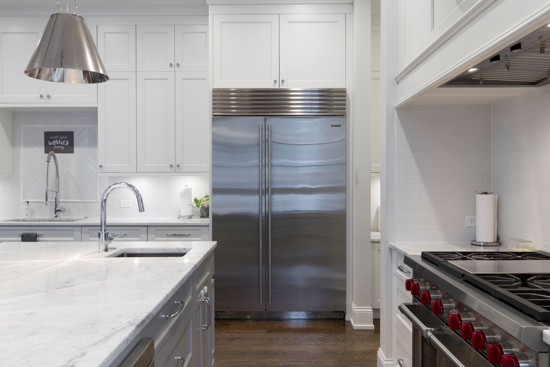Réfrigérateur inox dans une cuisine moderne