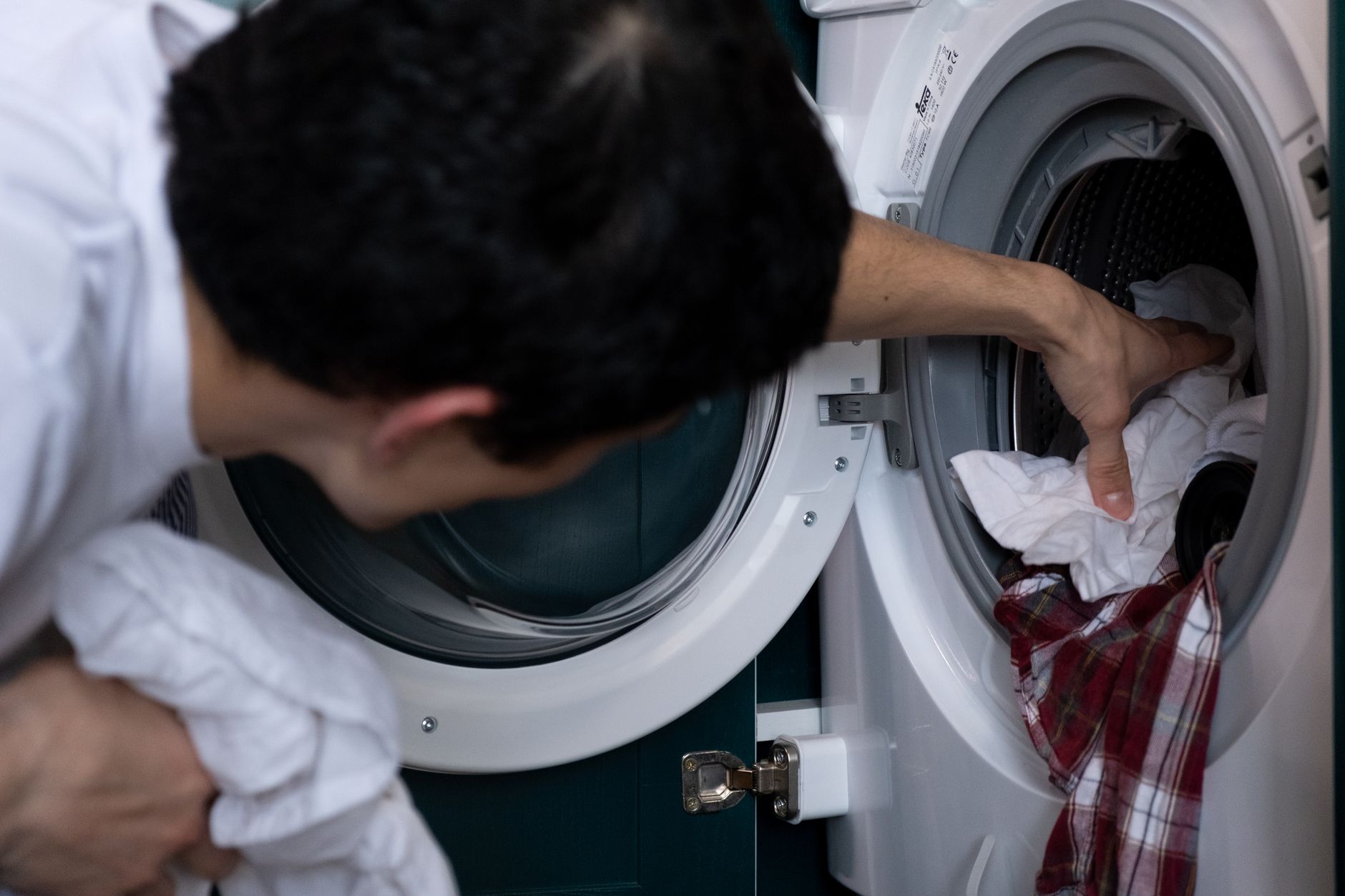 Lave-linge hublot ouvert dans une buanderie