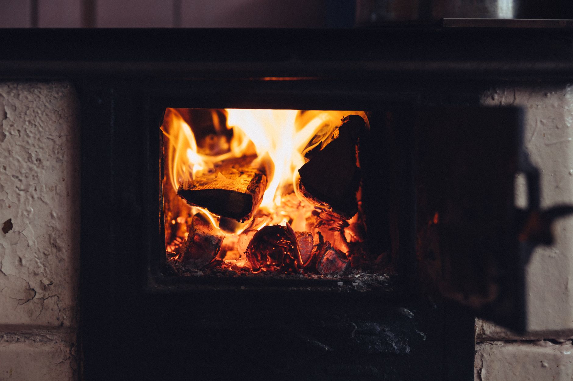 Flammes dans une cheminée en hiver