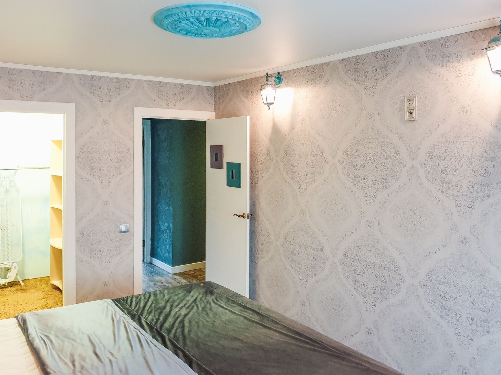 Chambre lumineuse avec papier peint décoratif