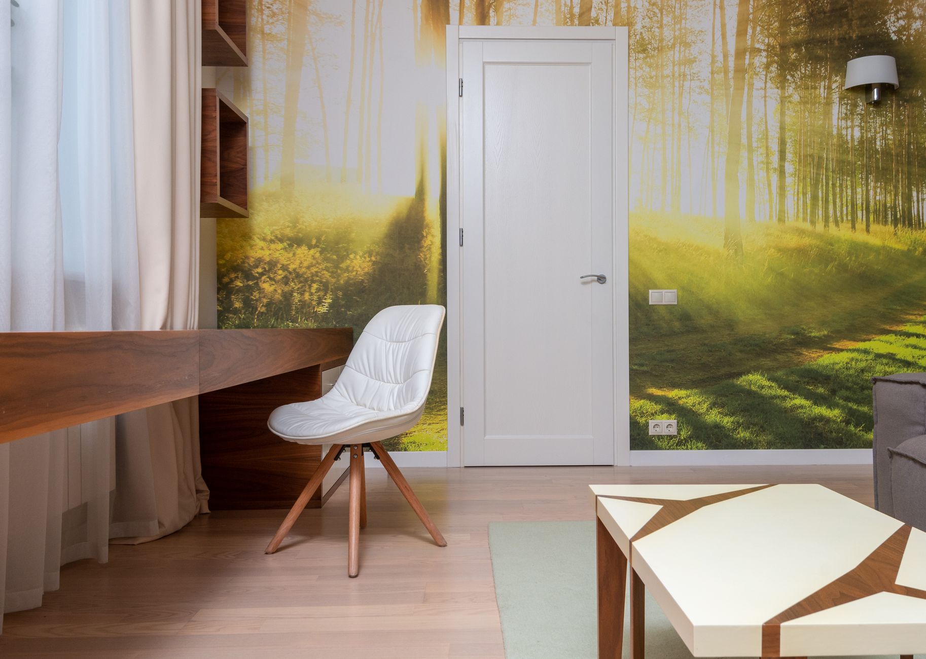Pièce claire avec canapé, fauteuil et table en bois