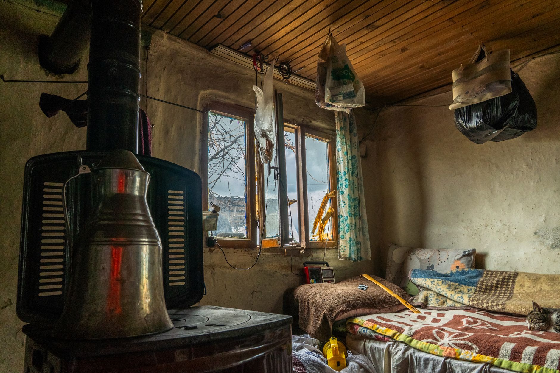 Poêle ancien dans un intérieur chaleureux