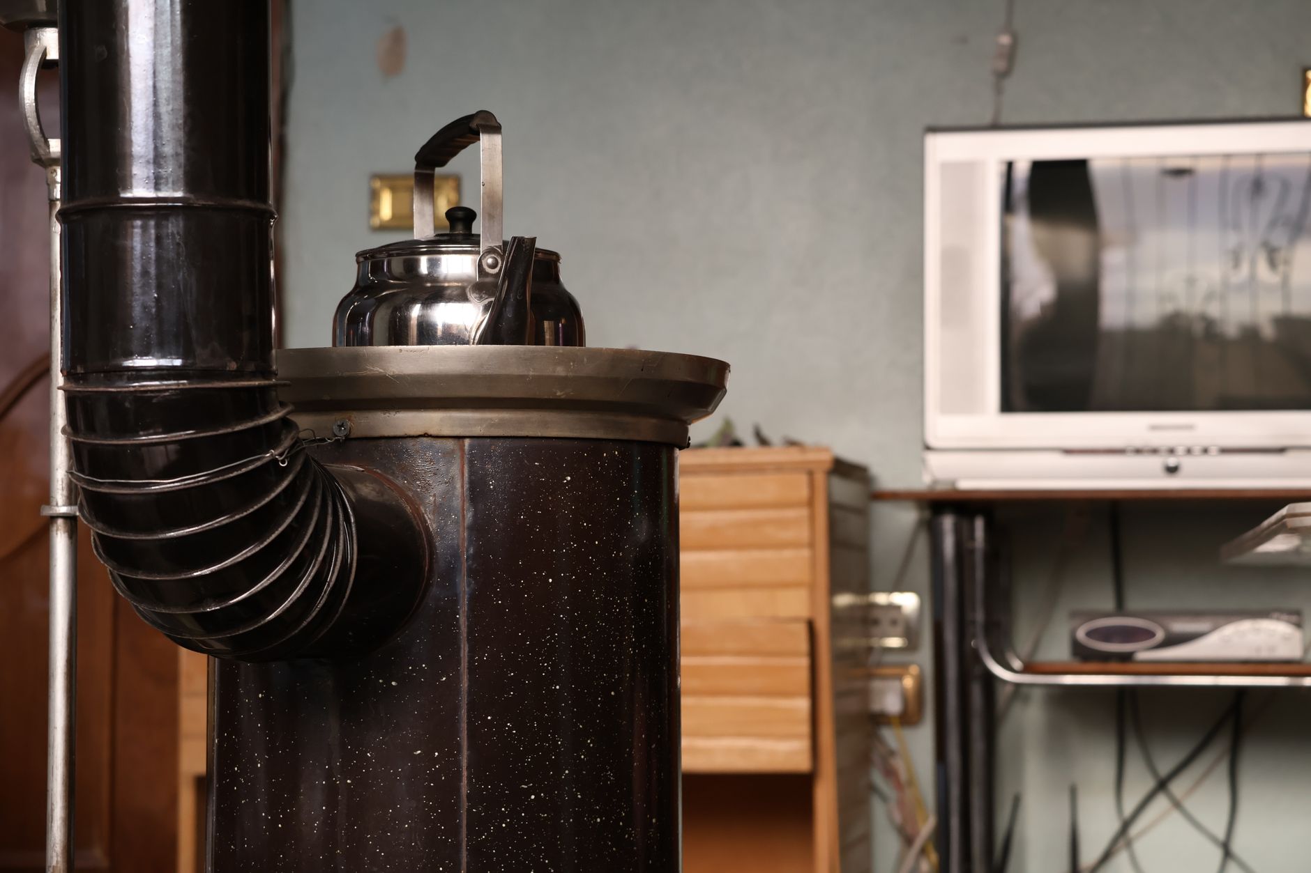 Poêle vintage et bouilloire dans un salon rétro